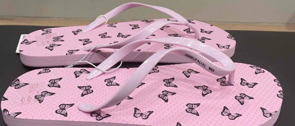 Flip-Flop-Damen-Test: Ein rosanes Flip-Flop-Pärchen mit Schmetterlingsdesign