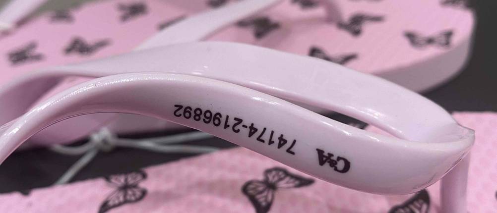 Flip-Flop-Damen-Test: Closeup von rosanen Flip-Flops