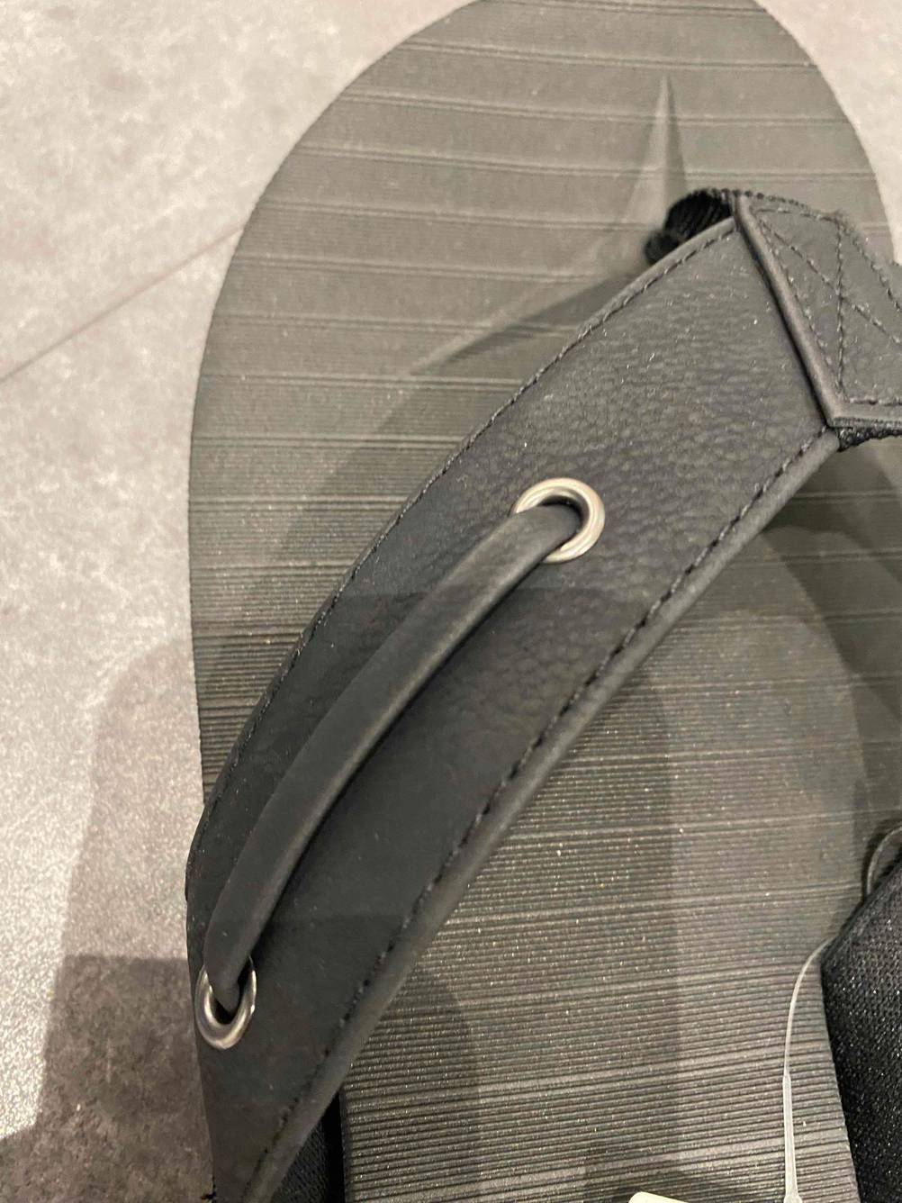 Flip-Flop für Herren getestet: Nahaufnahme des Designelementes auf dem Riemen.
