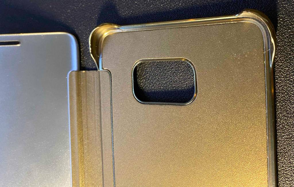 Ansicht von innen auf eine goldene, getestete Samsung-Galaxy-S8-Hülle, mit Fokus auf den inneren Kamera-Schutzrand.