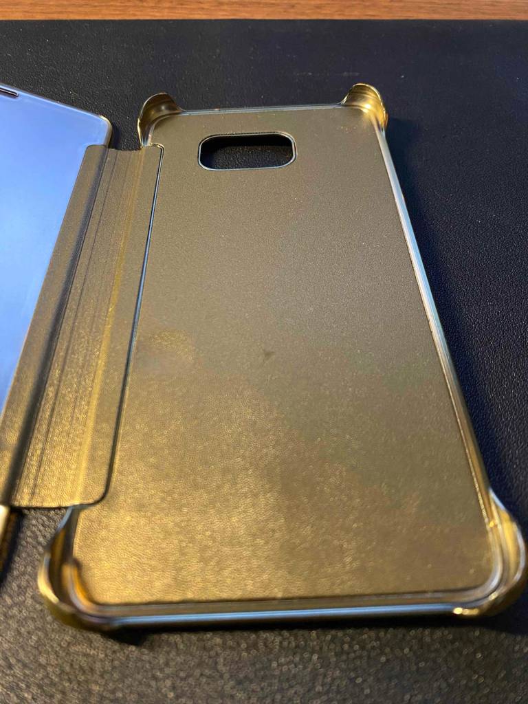 Nahaufnahme einer goldenen, getesteten Samsung-Galaxy-S8-Hülle auf schwarzem Untergrund.