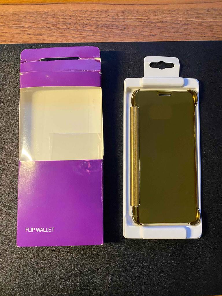Samsung-Galaxy-S8-Schutzhüllen im Test: Ansicht des Materials der Schutzhülle, die in der Verpackung liegt.