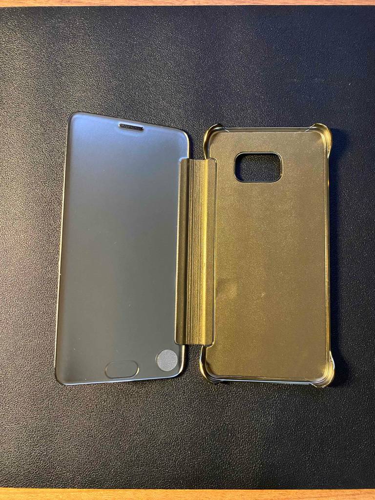 Eine aufgeklappte, goldene Samsung-Galaxy-S8-Hülle im Test liegt auf einem schwarzen Untergrund.
