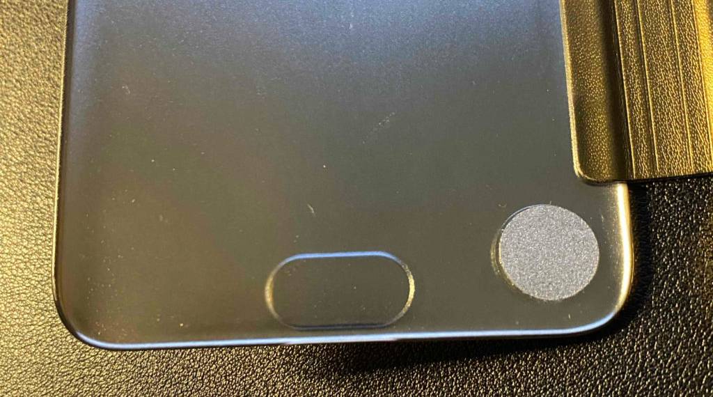 Detailansicht der vorderen Innenseite mit Display-Schutz Nahaufnahme einer goldenen, getesteten Samsung-Galaxy-S8-Hülle.