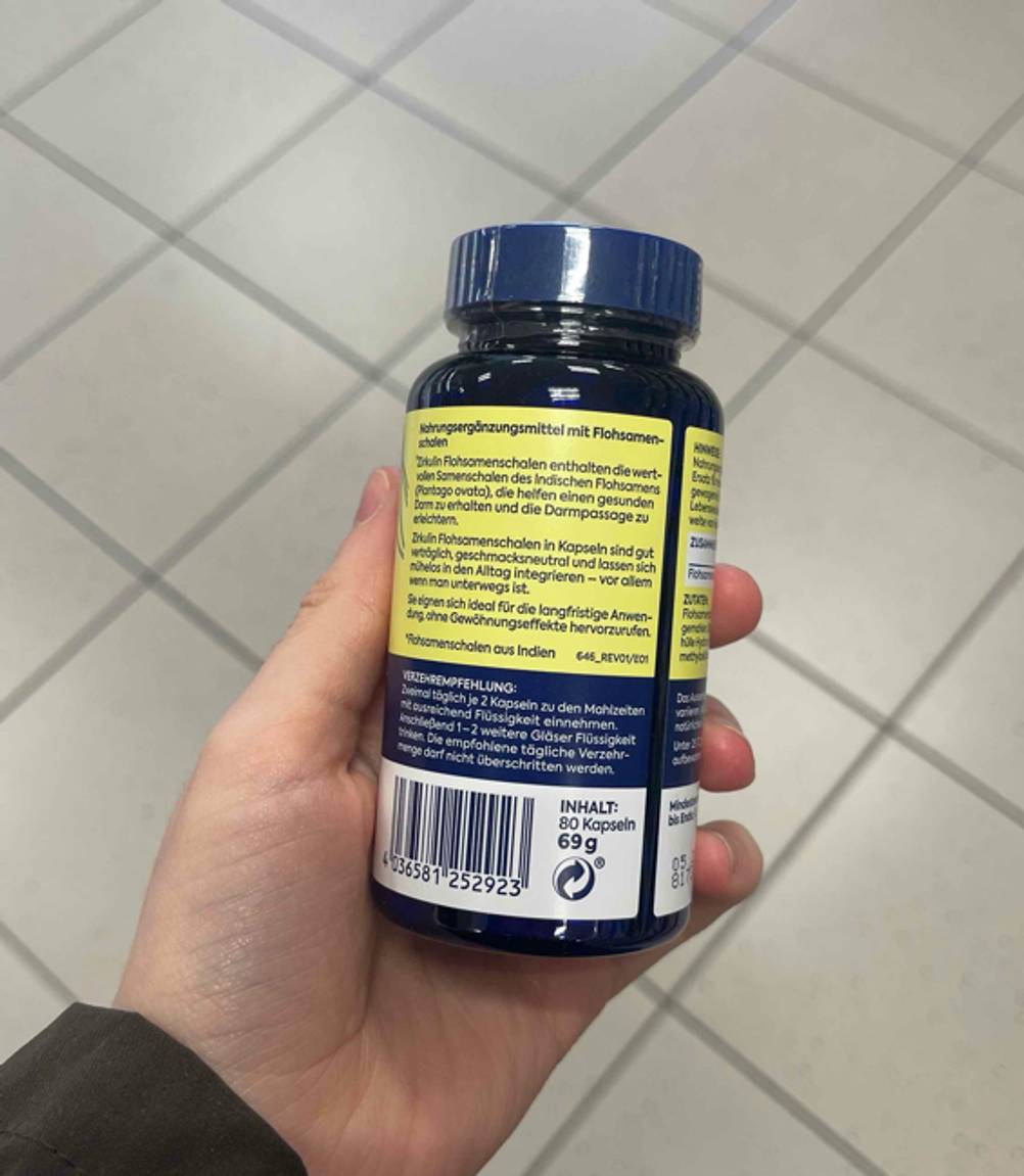 Informationen auf der Verpackung der getesteten Flohsamenschalen-Kapseln.
