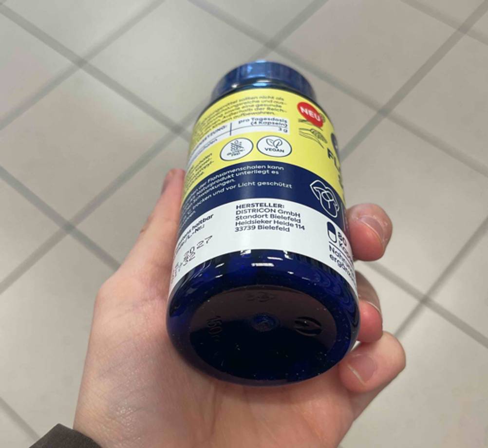 Flohsamenschalen-Kapseln im Test: Nahaufnahme des Bodens der Dose.