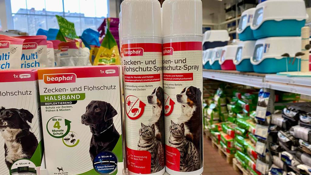 Getestete Flohsprays für Hunde und Katzen befinden sich in einem Geschäft.