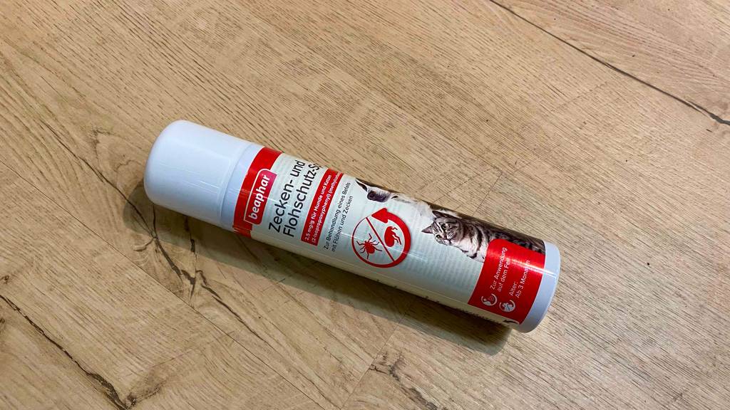 Getestetes Flohspray für Katzen und Hunde liegt auf dem Boden. 