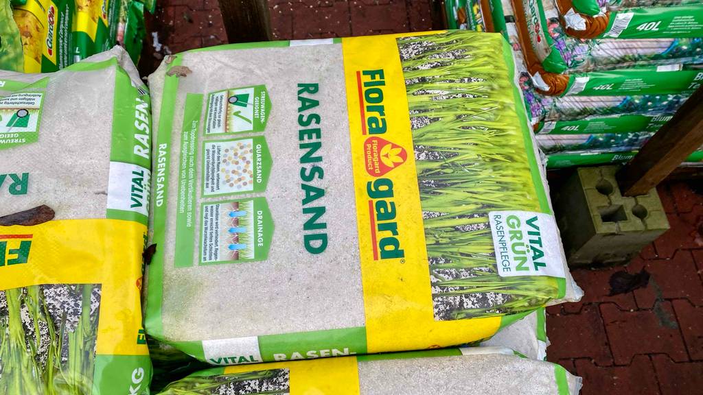 Im Test: Ansicht eines Sacks Rasensand von Floragard von oben.