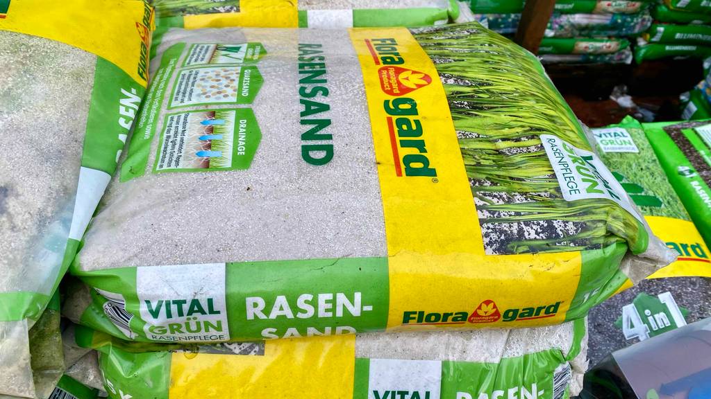 Im Test: Detailansicht eines verpackten Rasensands.