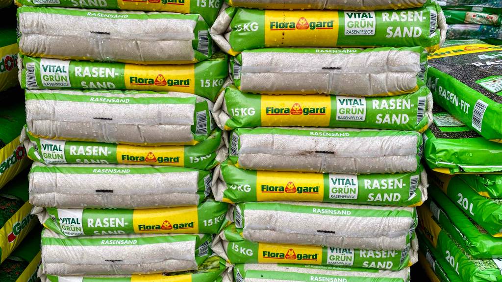 Rasensand im Test: Ein Stapel mit mehreren 15kg Packungen von der Seite betrachtet.