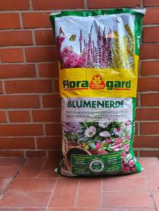 blumenerde sack stehend