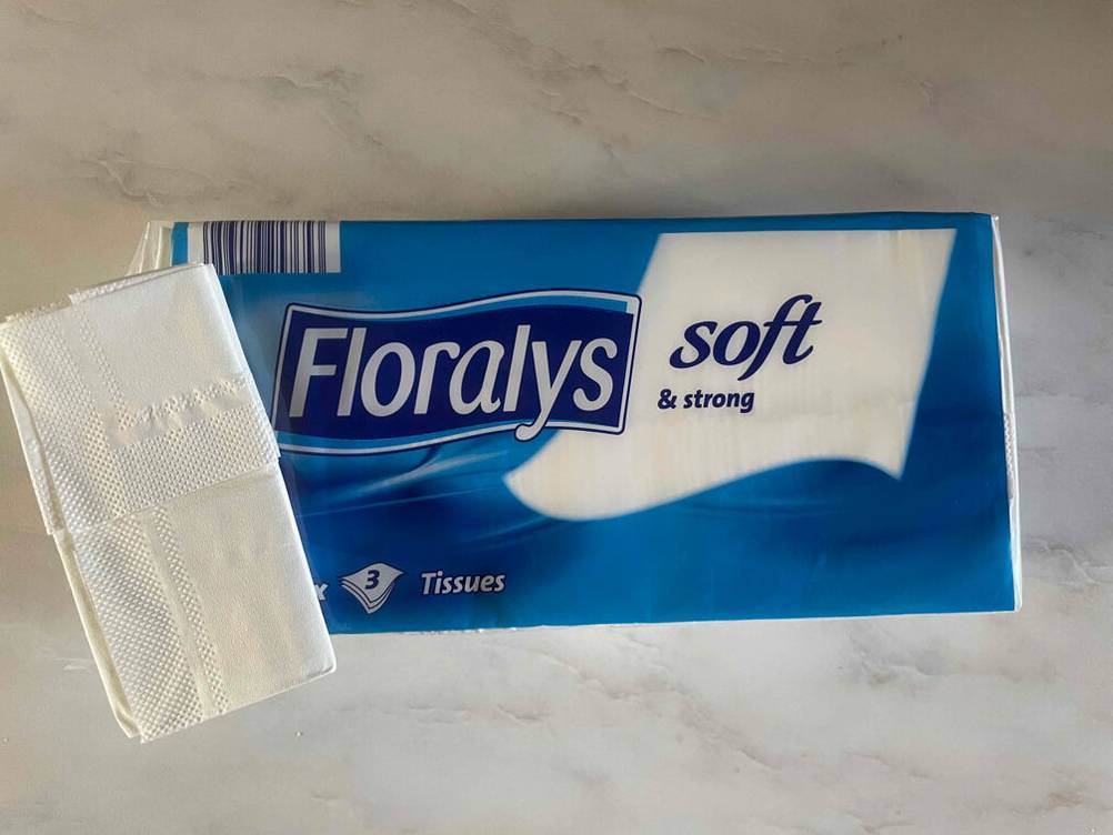 Getestet: Ein Taschentuch liegt ausgepackt auf seiner Verpackung.