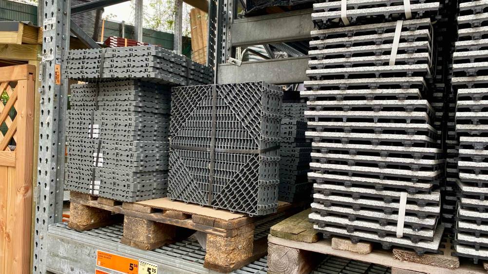 Im Test: Zwischen anderen Produkten steht ein Set Terrassenplatten mit Preisangaben.