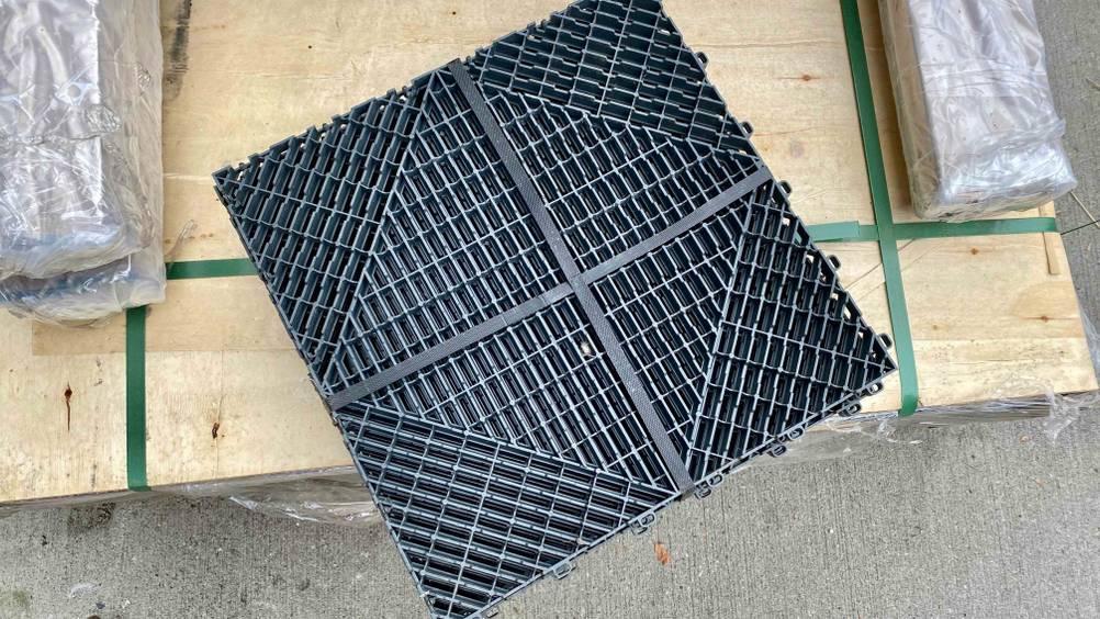 Getestet: Ein Set Terrassenplatten von oben auf einer Holzpalette.