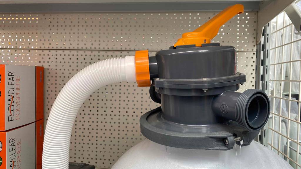 Im Test: Detailansicht des oberen Teils mit Schlauchanschluss einer Sandfilteranlage.
