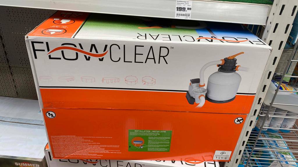 Im Test: Verpackungskarton einer Flow Clear Sandfilteranlage.