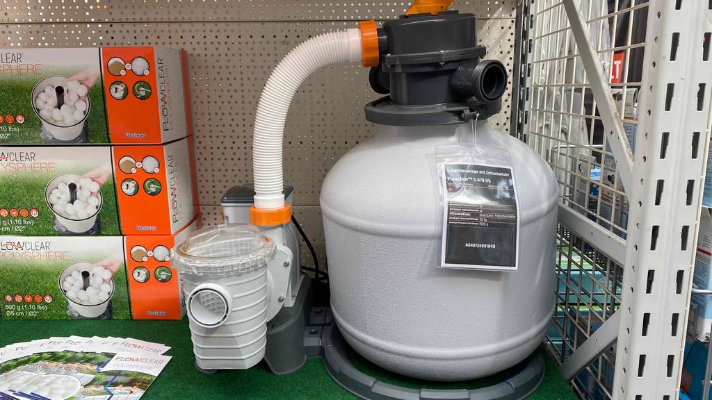 Im Test: Eine Flow Clear Sandfilteranlage steht aufgebaut in einem Regal.