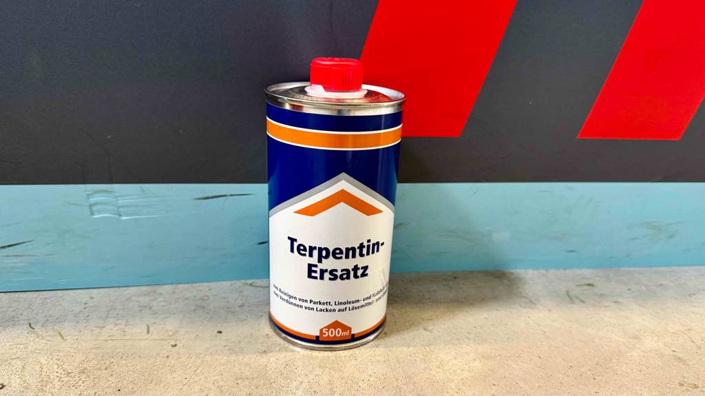Test: Der Terpentinersatz in der 500-ml-Dose steht auf dem Boden.