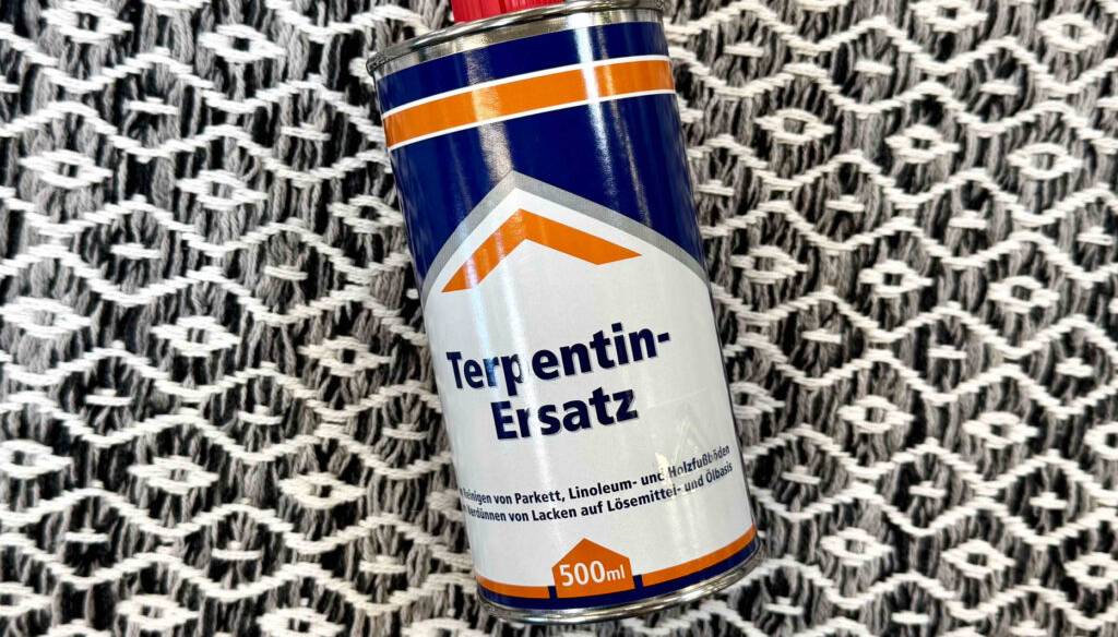 Im Test: Der Terpentinersatz in der 500-ml-Dose liegt auf einem gemusterten Untergrund.