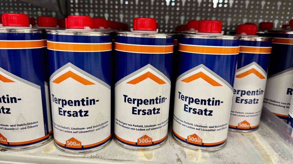 Der Terpentinersatz im Test steht in 500-ml-Dosen auf einem Verkaufsregal.