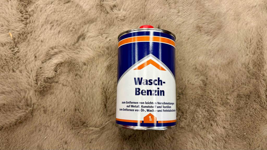 Auf einer Dose getestetes Waschbenzin stehen Informationen zur Verwendung.