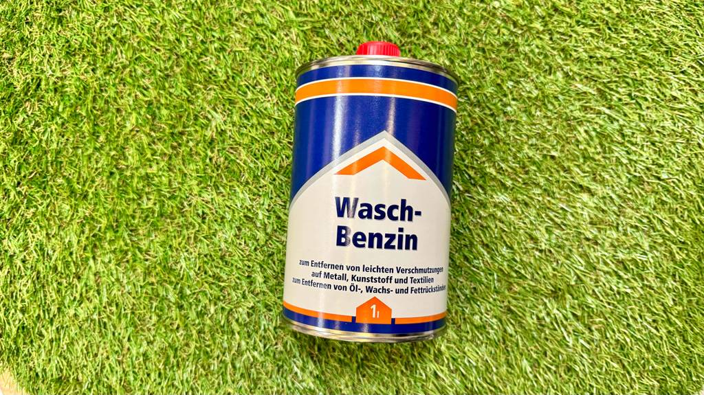 Waschbenzin getestet: Eine Dose liegt auf einer Kunstrasenfläche.