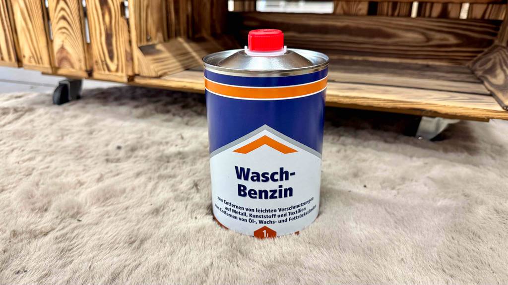 Eine Dose Waschbenzin steht zum testen vor einem Holzregal.