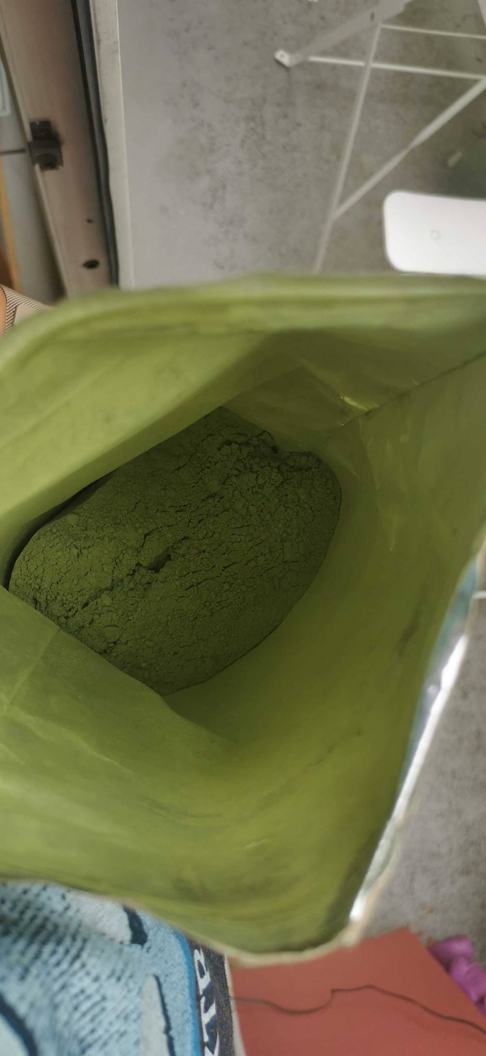 Gerstengras-Pulver getestet: Nahaufnahme in die Packung.