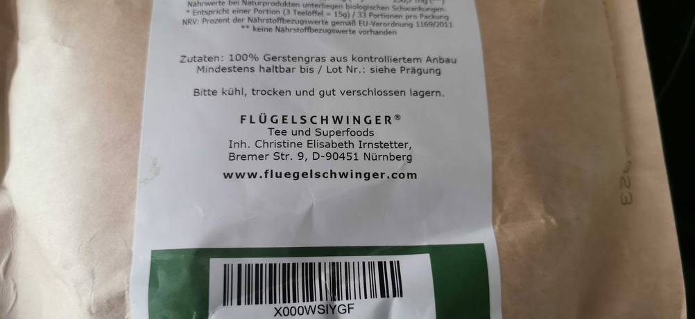 Nahaufnahme der Informationen auf der Rückseite einer Packung des getesteten Gerstengras-Pulvers.