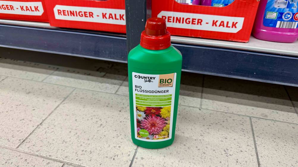Ein Flüssigdünger im Test vor einem Regal auf dem Boden stehend.