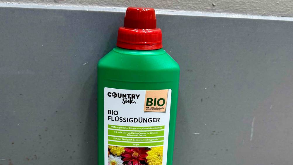 Flüssigdünger getestet: Nahaufnahme der Vorderseite der Verpackung mit Logo und Artikelbezeichnung.