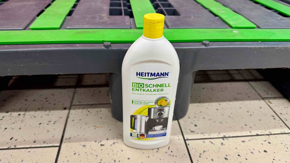 Getestet: Eine Flasche des Flüssigentkalkers vor einer Plastikpalette.