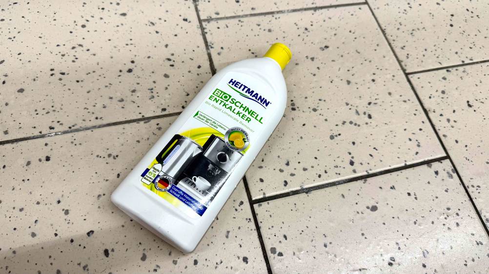 Eine Flasche des getesteten Flüssigentkalkers von schräg oben auf einem hellen Boden.