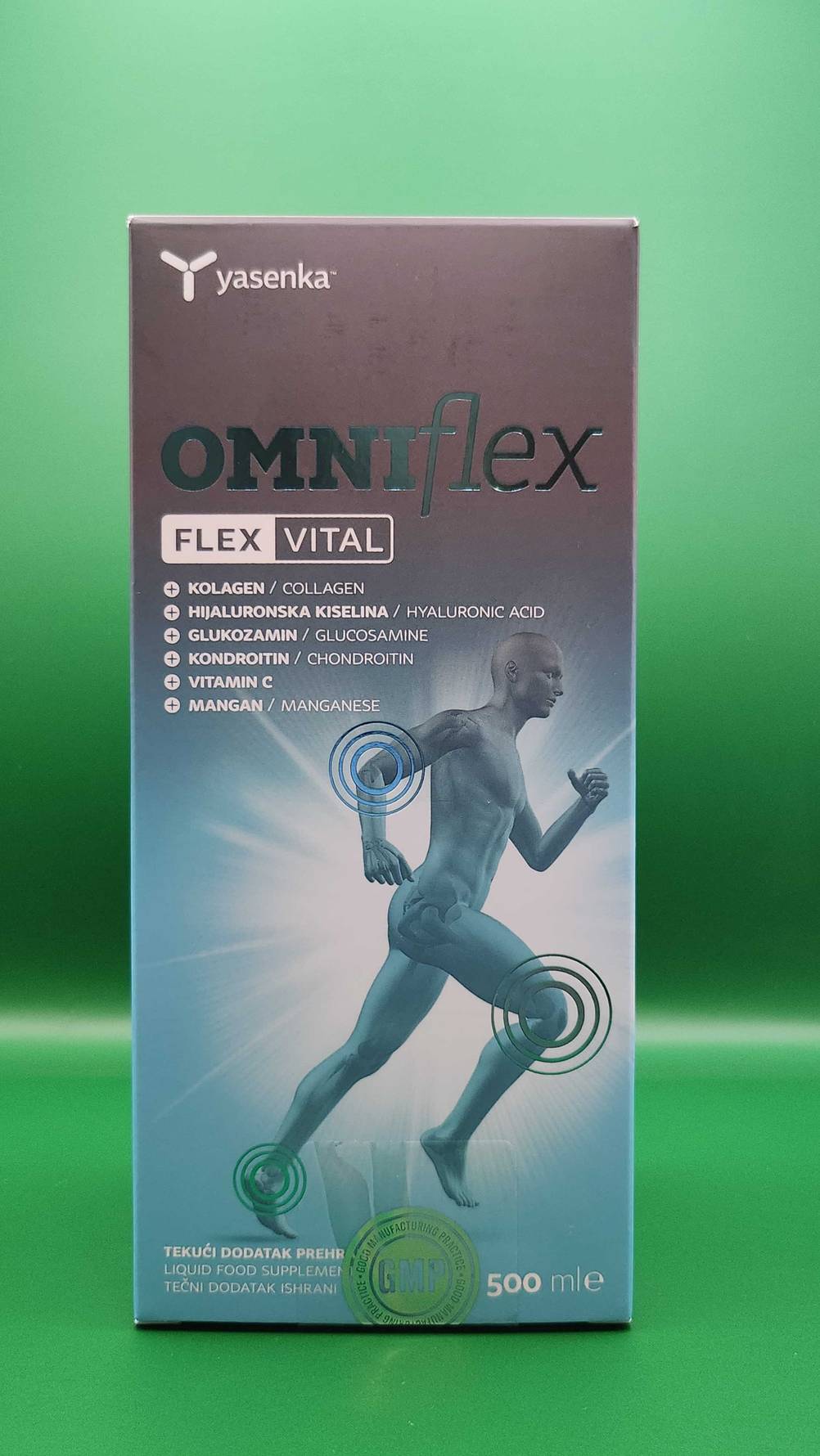 Die Verpackung des flüssigen Kollagens im Test von vorne vor einer grünen Fläche.