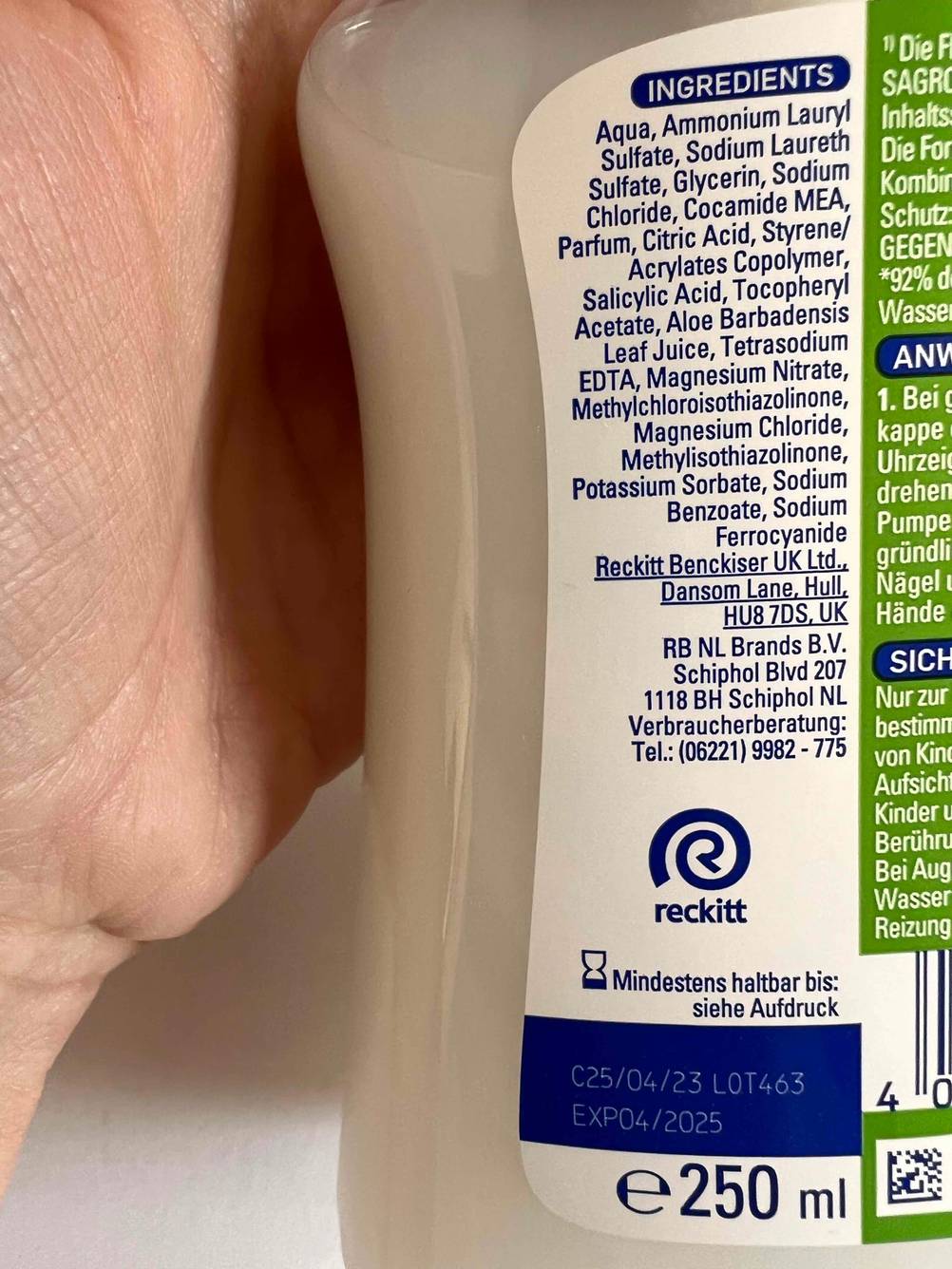 Im Test: Nahaufnahme des Labels auf der Rückseite einer Flüssigseife mit Angaben zu Inhaltsstoffen.