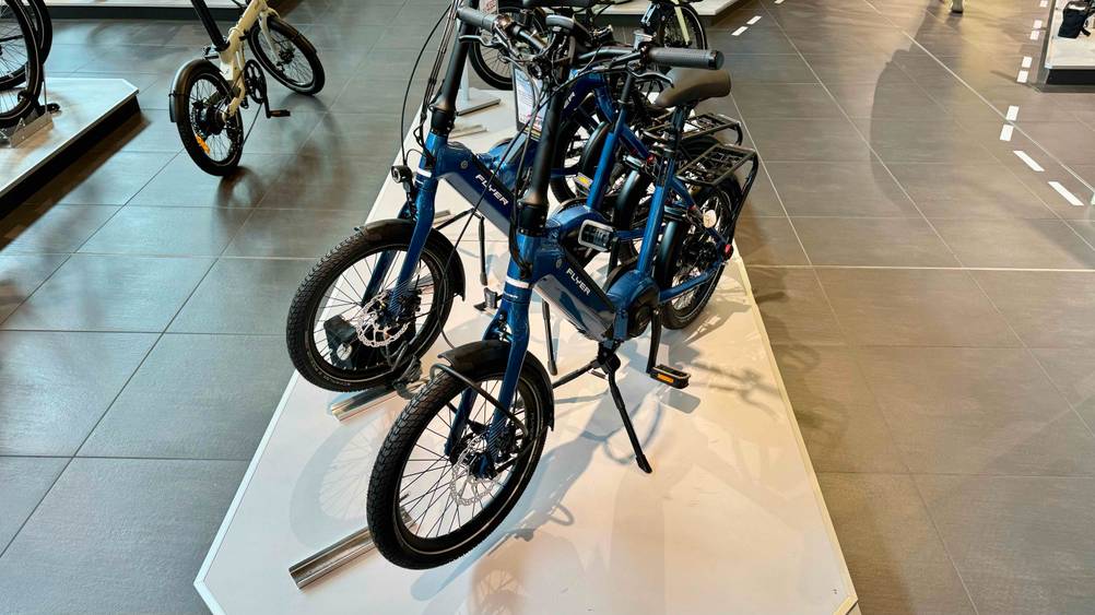 E-Bike Klapprad getestet: Die Räder haben eine blaue Farbe.