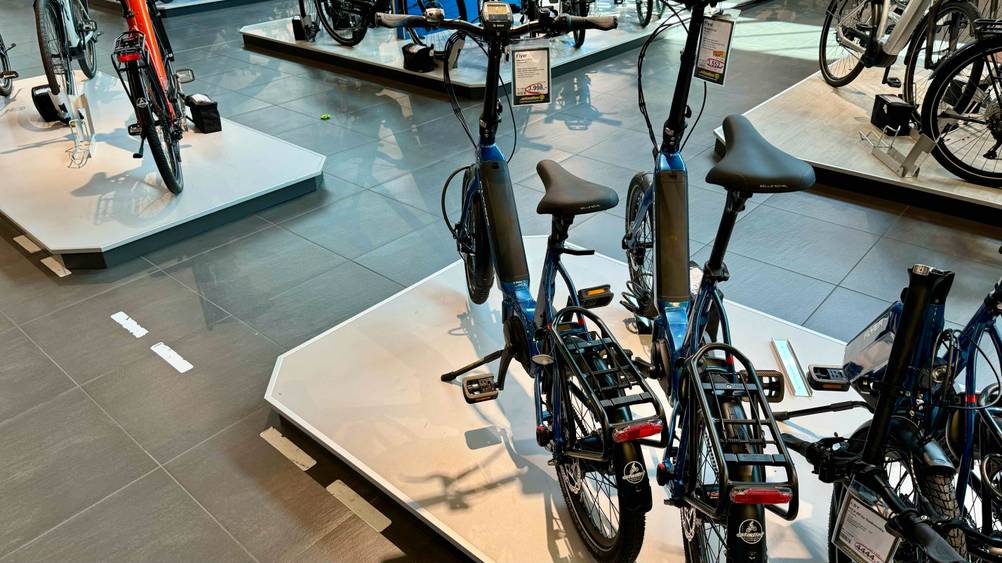 E-Bike Klapprad im Test: Zwei Exemplare sind von hinten zu sehen.