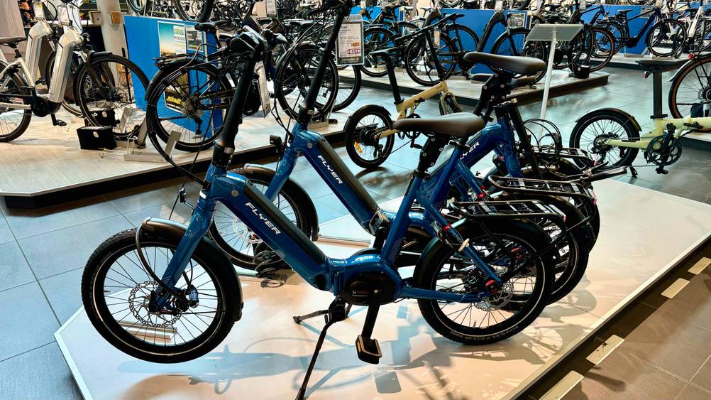E-Bike Klapprad getestet: Einige Räder stehen auf einem Podest.