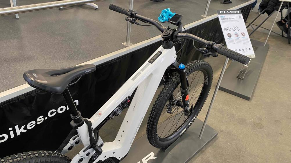 Elektro-Mountainbike getestet: Nahaufnahme des Lenkers inklusive Computer.