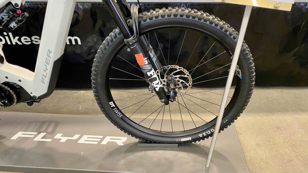 Nahaufnahme des Vorderreifens eines Elektro-Mountainbike im Test.