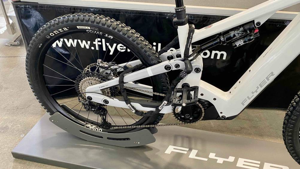 Nahaufnahme des Hinterreifens inklusive Motor eines getesteten Elektro-Mountainbikes.