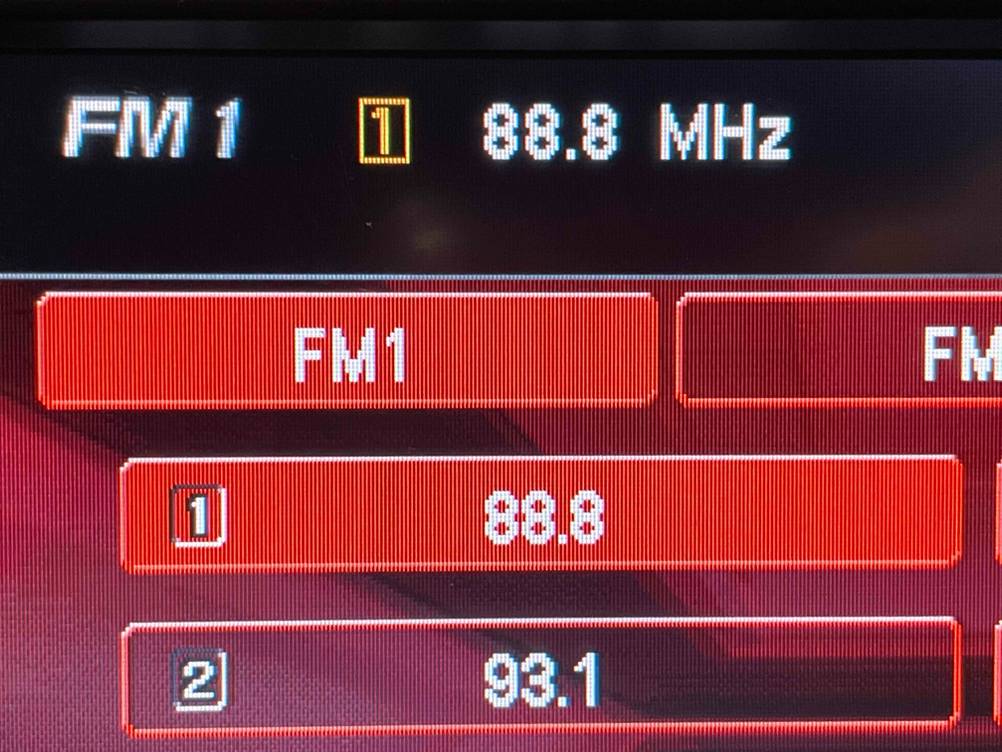 Detailansicht des farbigen Displays eines eingeschalteten FM-Transmitters im Test.