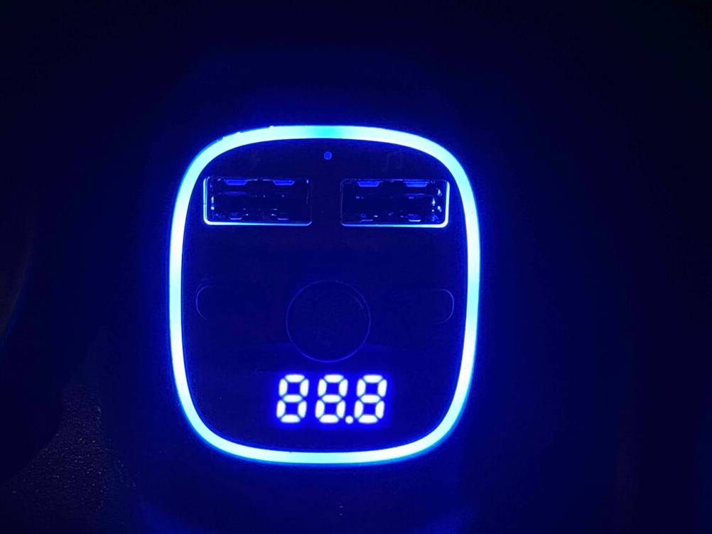 Ansicht eines beleuchteten, getesteten FM-Transmitters.