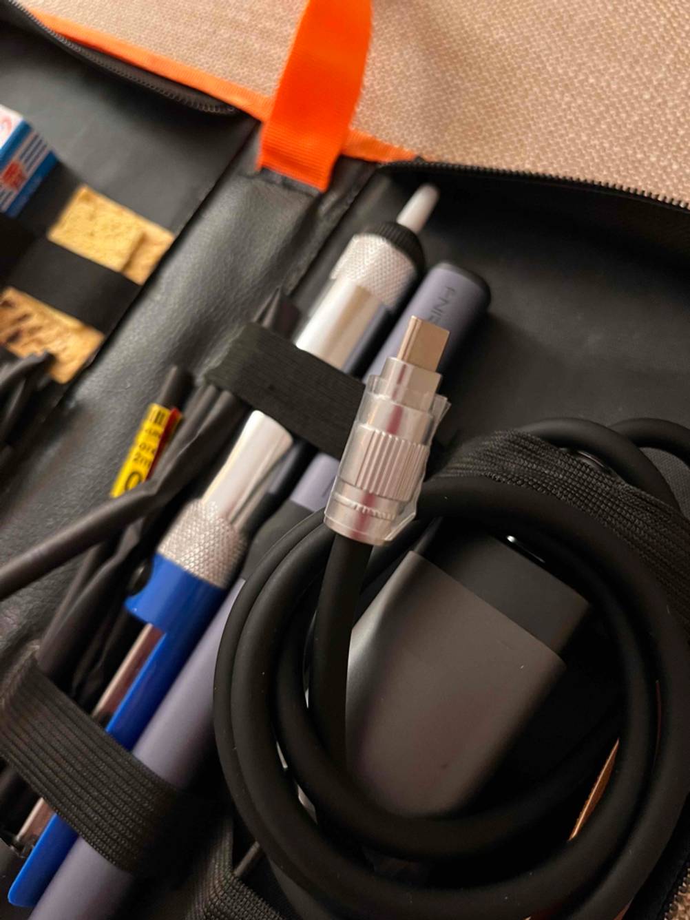 Detailaufnahme eines Lötkolben-Sets im Test, mit Fokus auf die Kabelanschlüsse.