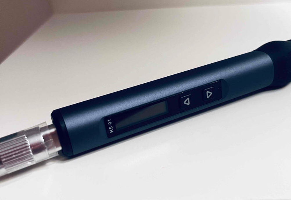 Lötkolben-Test: Detailansicht eines schwarzen Lötstabs mit integriertem Display.