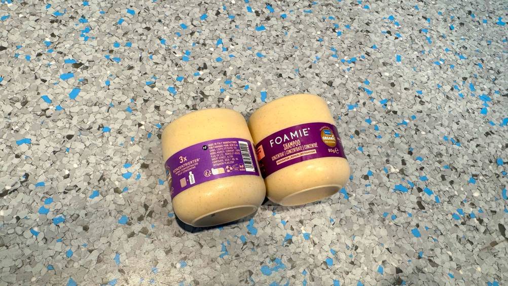 Foamie festes Shampoo getestet: Zwei Blöcke nebeneinander auf einem Boden liegend.