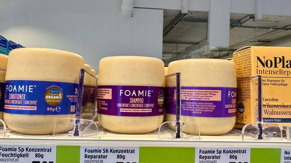 Mehrere Foamie festes Shampoo in einem Verkaufsregal.