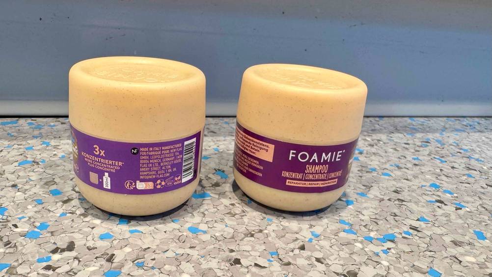 Zwei Foamie festes Shampoo nebeneinander, eine mit dem Label nach vorne, eine mit der Rückseite nach vorne.