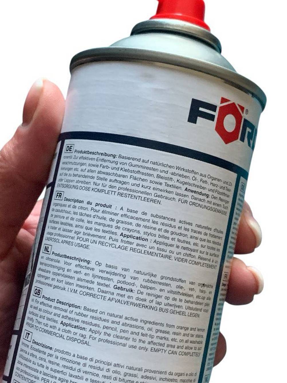Eine Hand hält eine Dose Industriereiniger zum testen mit Blick auf die Beschreibung.